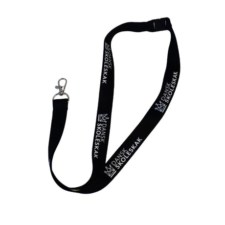 Nyckelring med svart band tryckt med Dansk skoleskak-logotypen, med en superstabil kabinkrok i änden för säker förvaring av nycklar