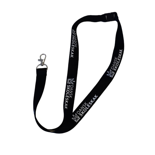 Nyckelring med svart band tryckt med Dansk skoleskak-logotypen, med en superstabil kabinkrok i änden för säker förvaring av nycklar