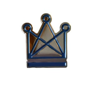 Pin med den danska skolschacklogotypen, en kunglig krona i blått på en brun bakgrund