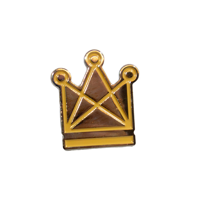 Pin med Dansk Skoleskaks logotyp, en drottning med en streck under i en gul solskensfärg.