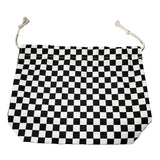 Pjäspåse med schacktema som ligger platt utvikt på en vit bakgrund med bomullssnören uppe i luften