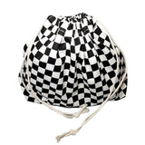 Pjäspåse med schacktema för förvaring av schackpjäser - fylld och snörad