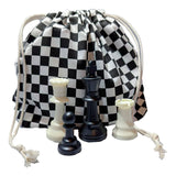 Pjäspåse med schacktema placerad bakom fyra olika schackpjäser i plast