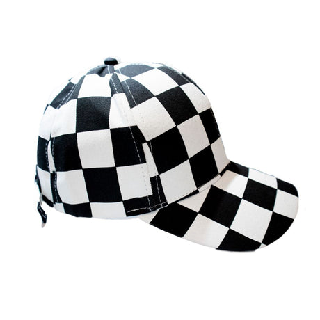 Keps med rutmönster sett från sidan på vit bakgrund med justerbar rem baktill