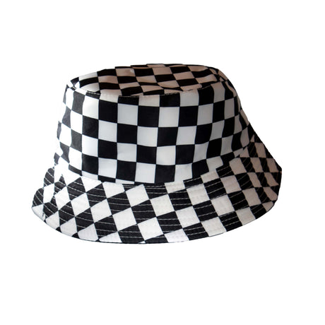 Bucklig hatt med rutmönster på vit bakgrund med möjlighet att vända hatten på vrangen.