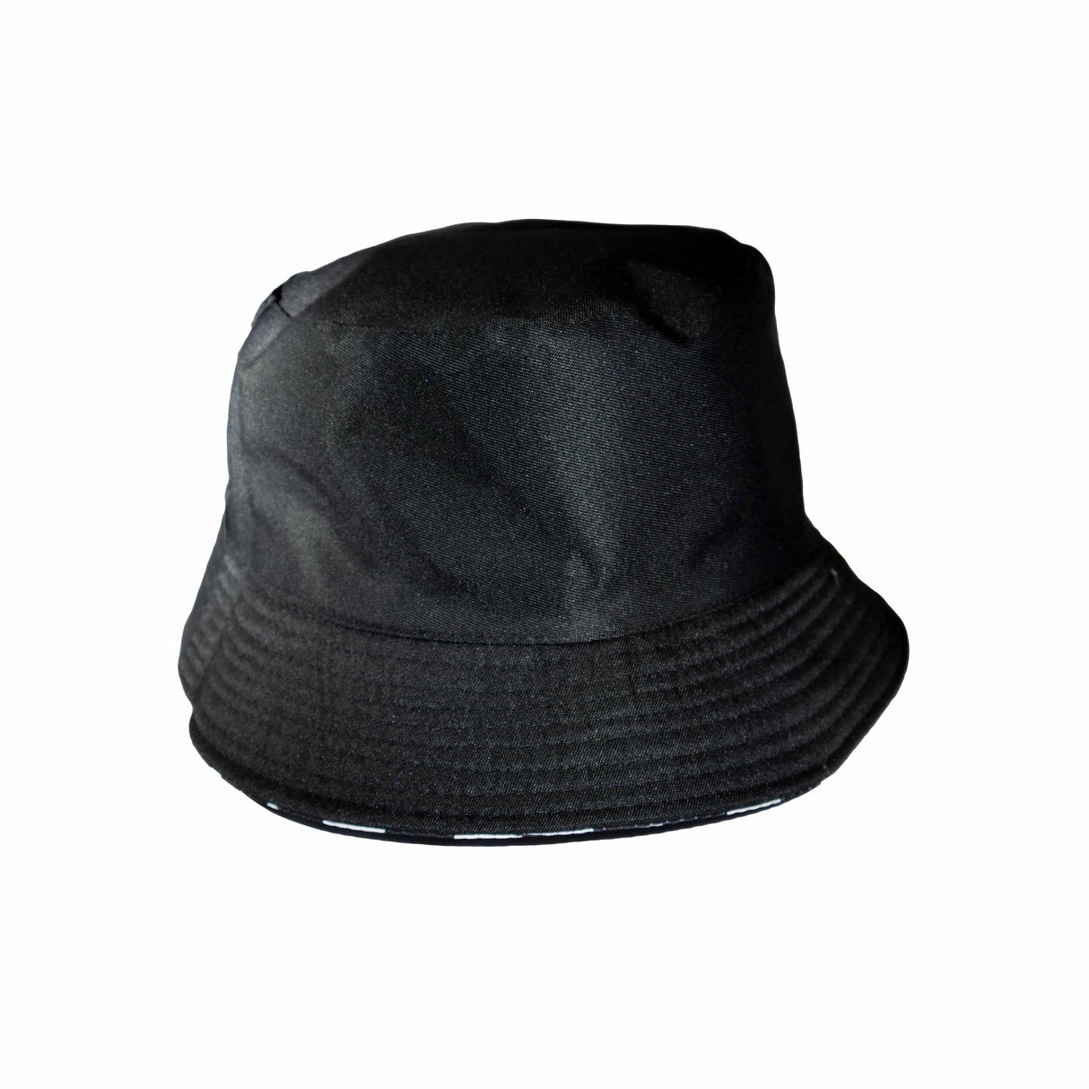 Rutig bucklig hatt, vänd på vrangen så insidan, som är svart, syns.