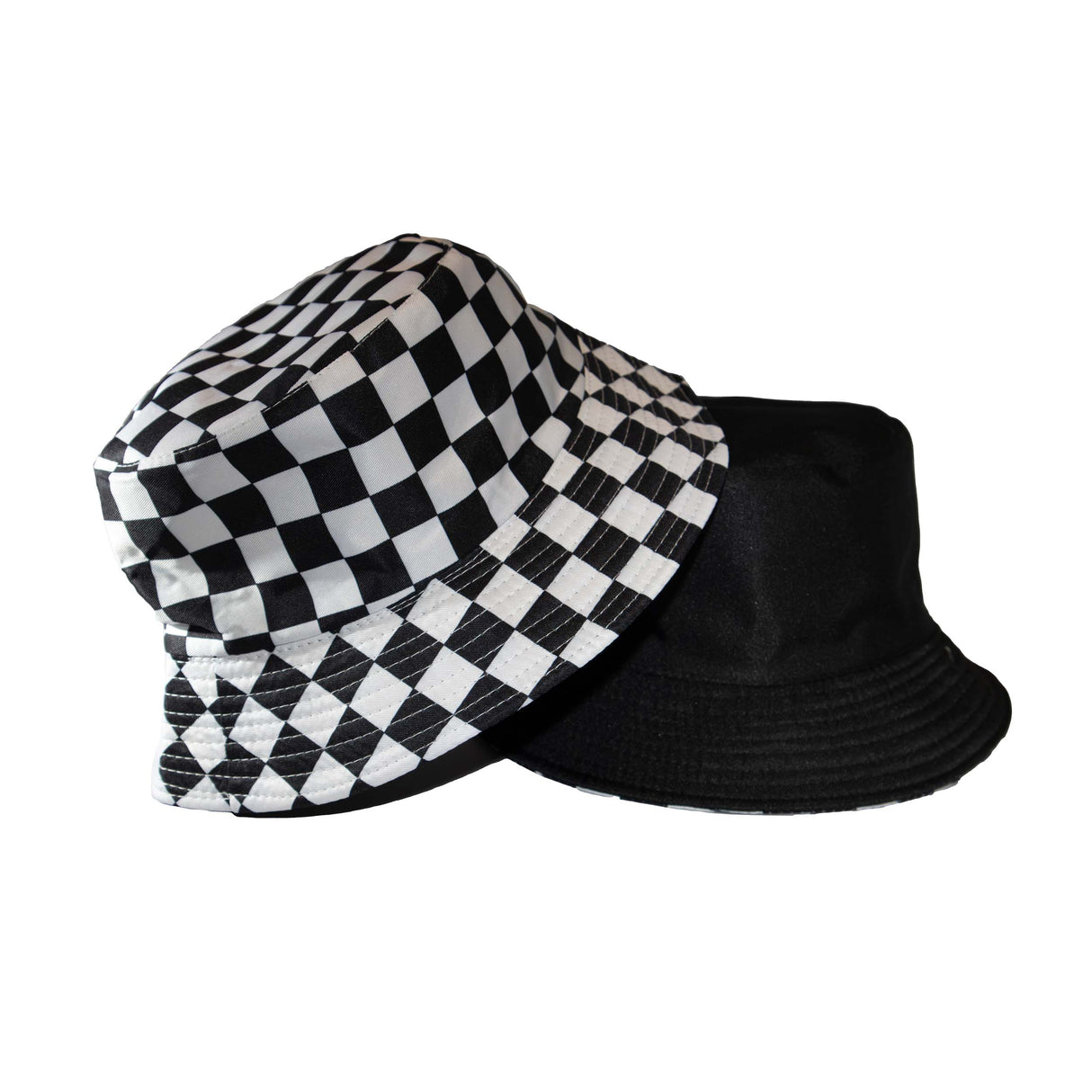 Två olika kepsar. Den ena med rutmönster, som vilar på en svart keps med rutmönster på insidan.
