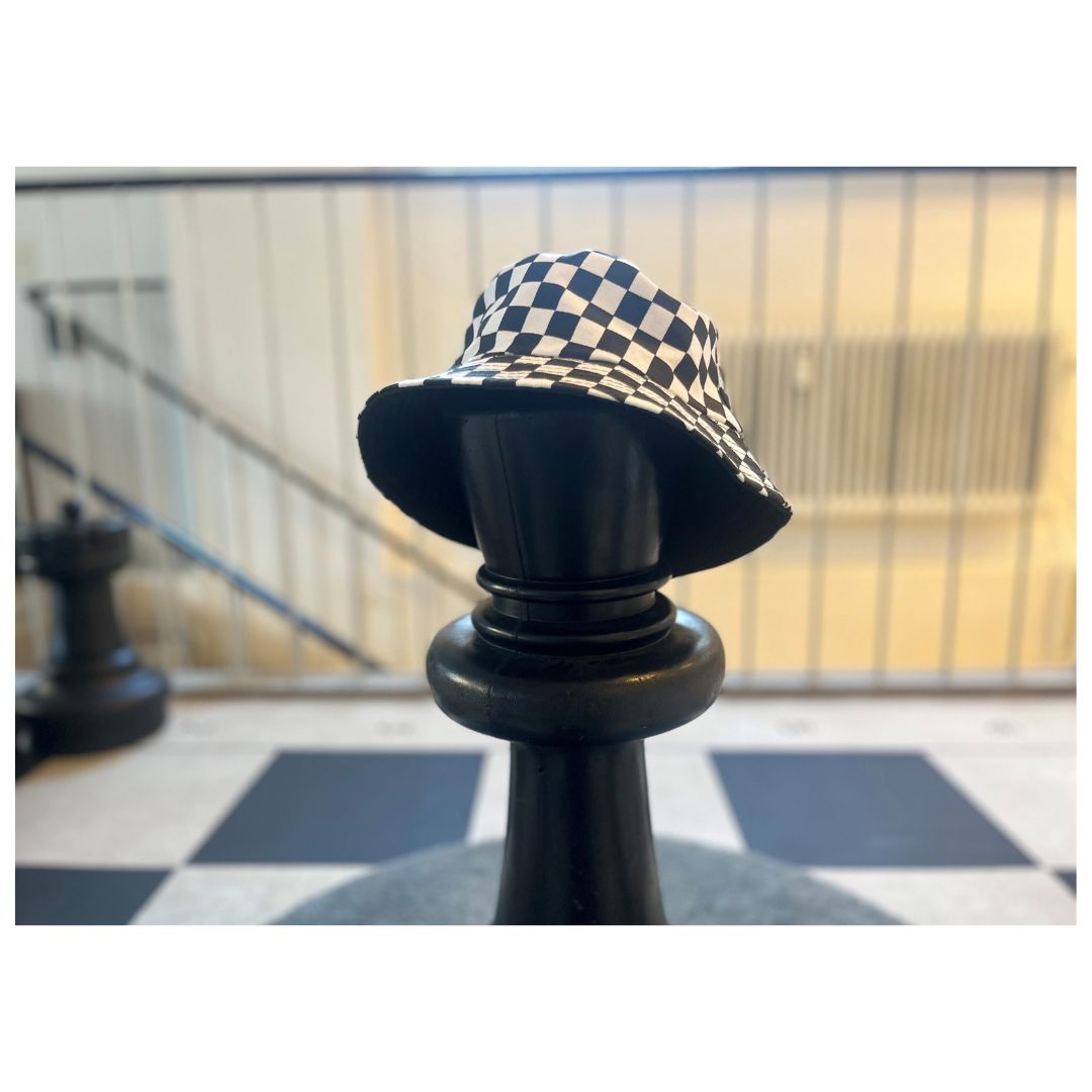 Schackbrick i schackhuset hjärnans motionscenter med en schackrutig bøllehatt på