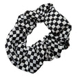 Scrunchie med schacktema hårband med små schackrutor - pricken över i:et på en schacklig outfit