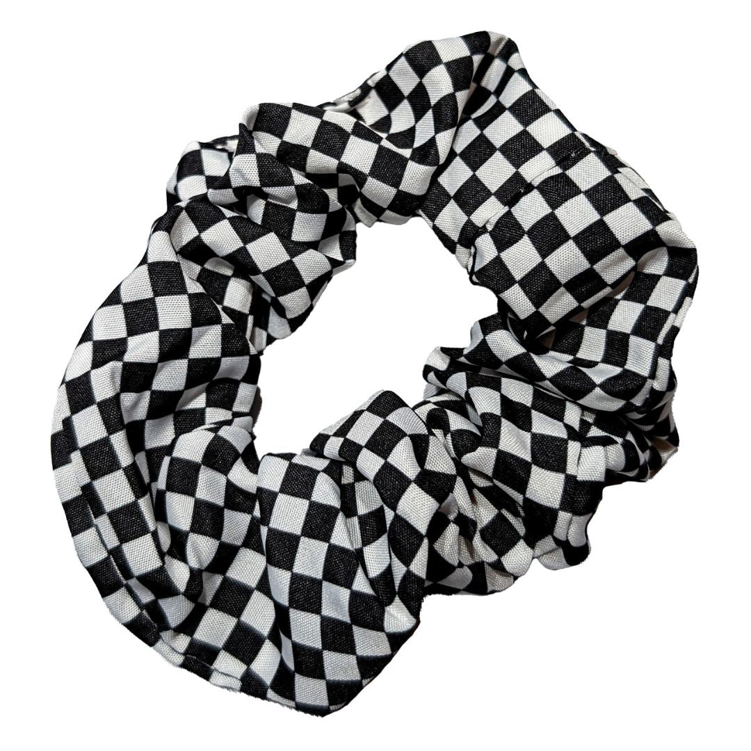 Scrunchie med schacktema hårband med små schackrutor - pricken över i:et på en schacklig outfit