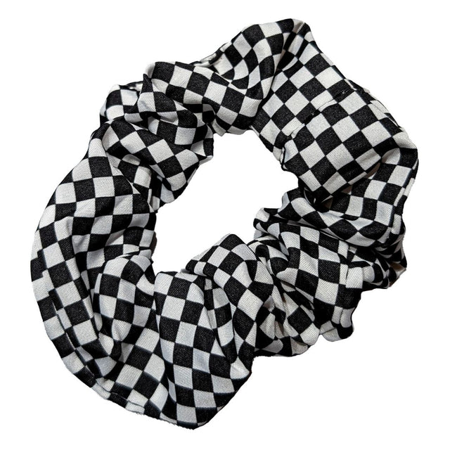 Scrunchie med schacktema hårband med små schackrutor - pricken över i:et på en schacklig outfit