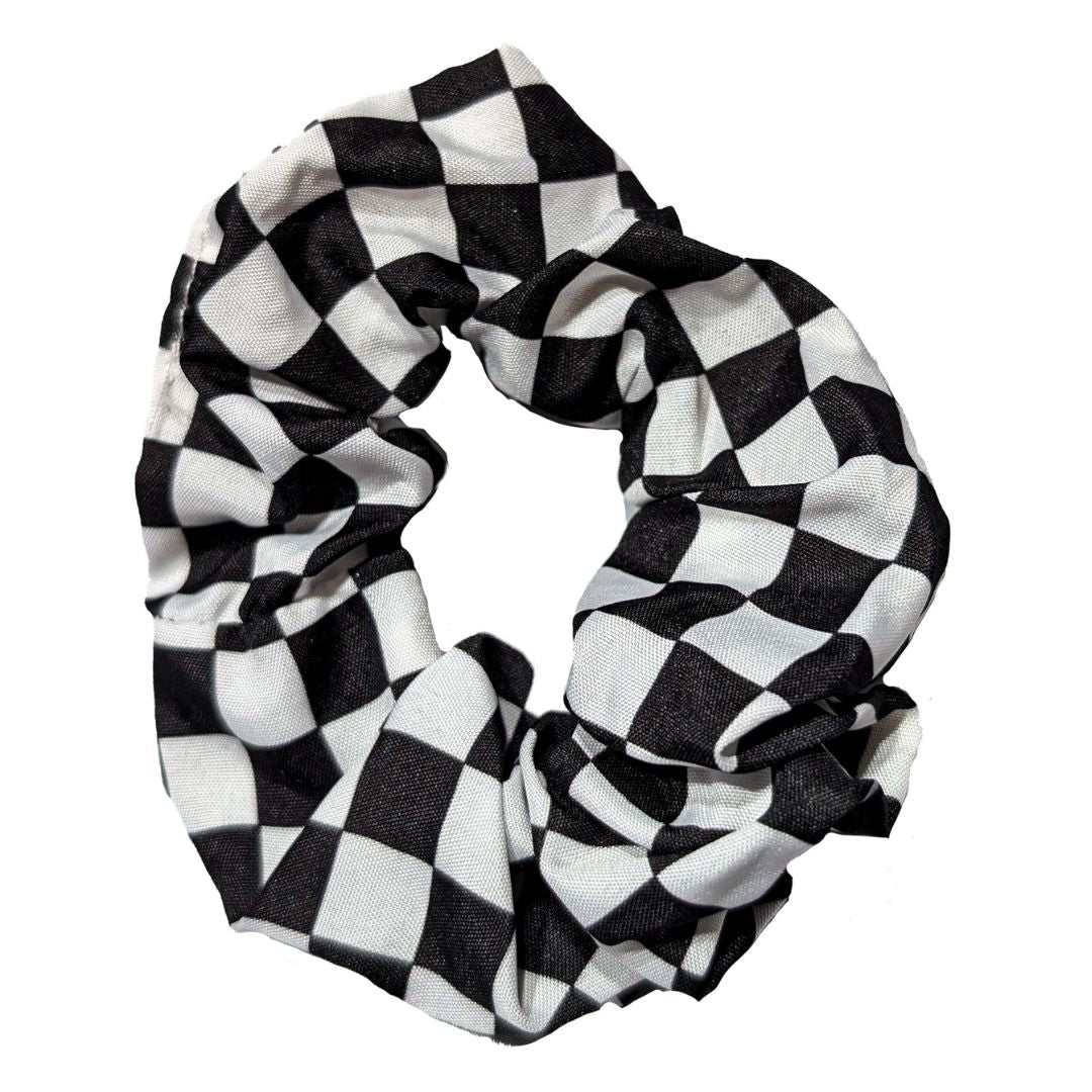 Scrunchie med schacktema hårelastik med medelstora schacktärningar