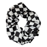 Scrunchie med schacktema hårelastik med medelstora schacktärningar