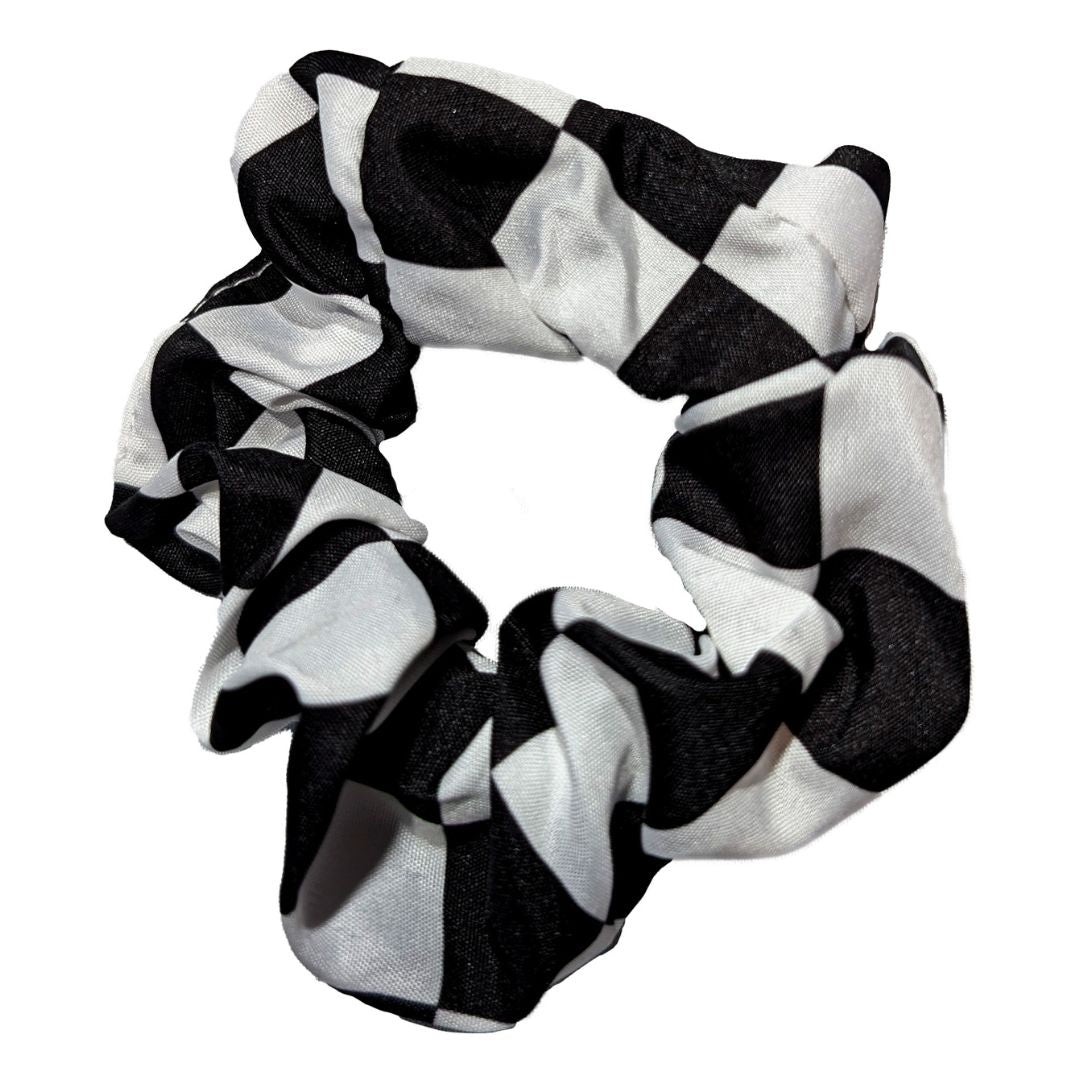 Scrunchie med schacktema rutig scrunchie med stora schackrutor på vit bakgrund. Trendig schackdräkt