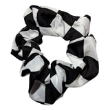 Scrunchie med schacktema rutig scrunchie med stora schackrutor på vit bakgrund. Trendig schackdräkt