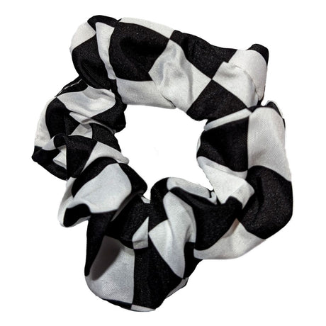 Scrunchie med schacktema rutig scrunchie med stora schackrutor på vit bakgrund. Trendig schackdräkt