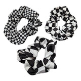 Tre scrunchies med schacktema med liten, mellan och stora schackrutor. Köp mer, spara mer