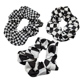 Tre scrunchies med schacktema med liten, mellan och stora schackrutor. Köp mer, spara mer