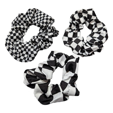 Tre scrunchies med schacktema med liten, mellan och stora schackrutor. Köp mer, spara mer