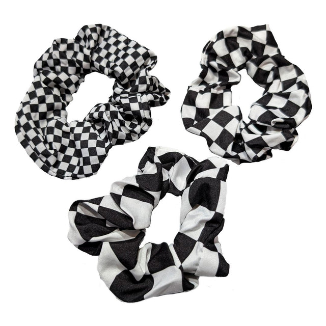 Tre scrunchies med schacktema med liten, mellan och stora schackrutor. Köp mer, spara mer