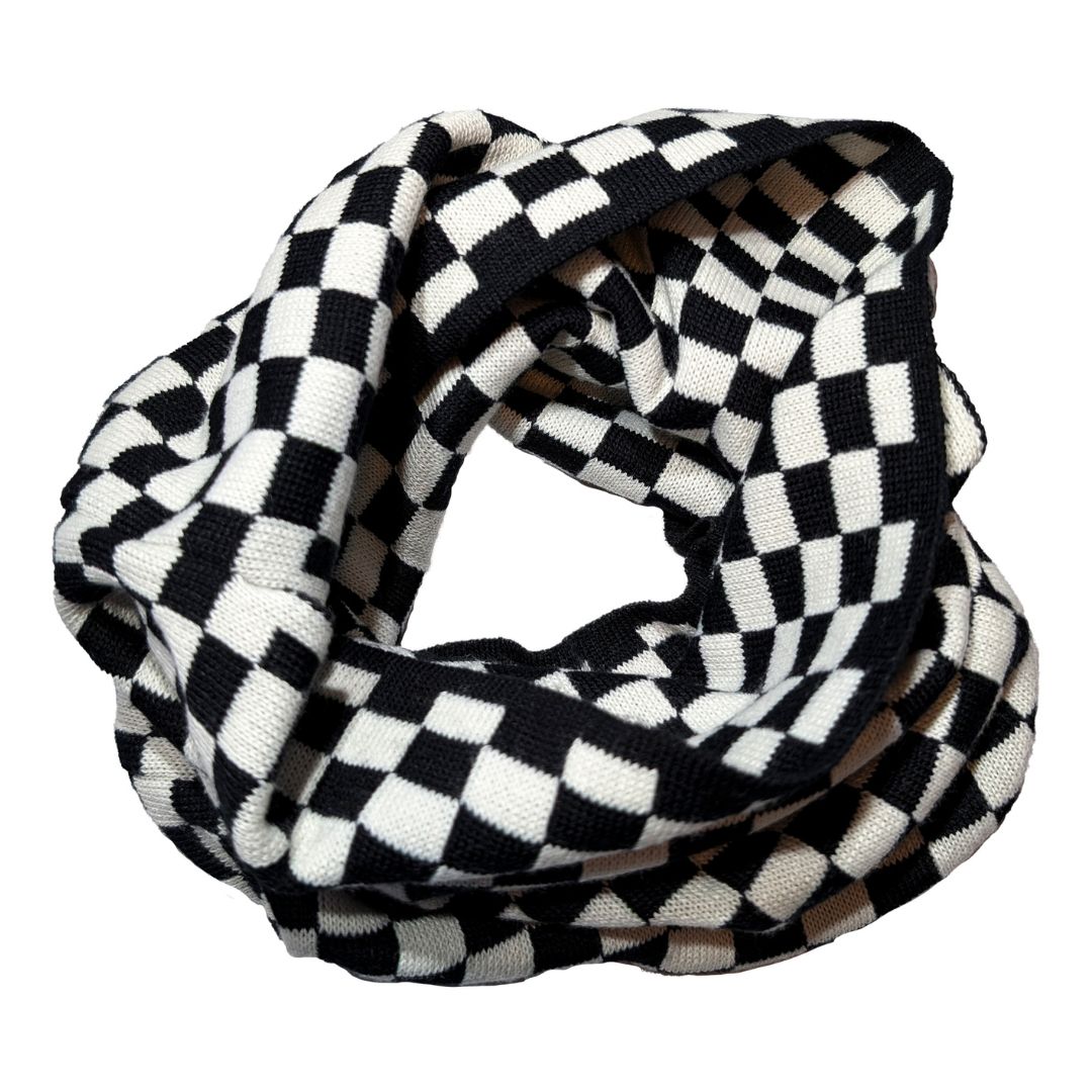 Halsdukar med schacktema i svart-vitt på vit bakgrund