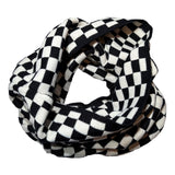 Halsdukar med schacktema i svart-vitt på vit bakgrund