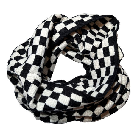 Halsdukar med schacktema i svart-vitt på vit bakgrund