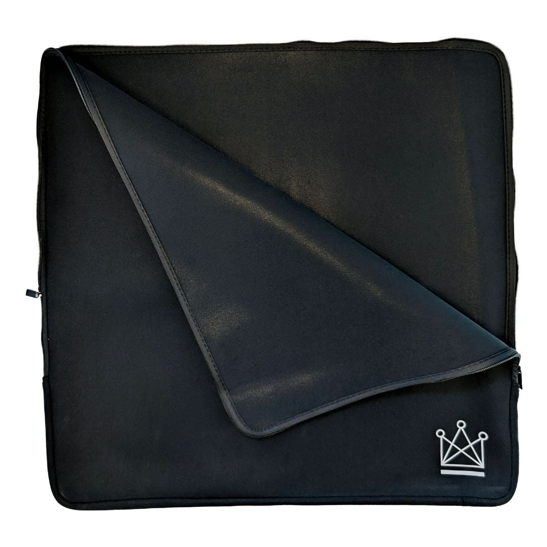 Cover for schackbräde i mörk neopren med Dansk Skoleskaks logotyp tryckt i vitt