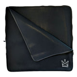 Cover for schackbräde i mörk neopren med Dansk Skoleskaks logotyp tryckt i vitt