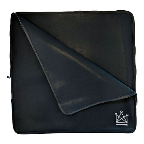 Cover for schackbräde i mörk neopren med Dansk Skoleskaks logotyp tryckt i vitt