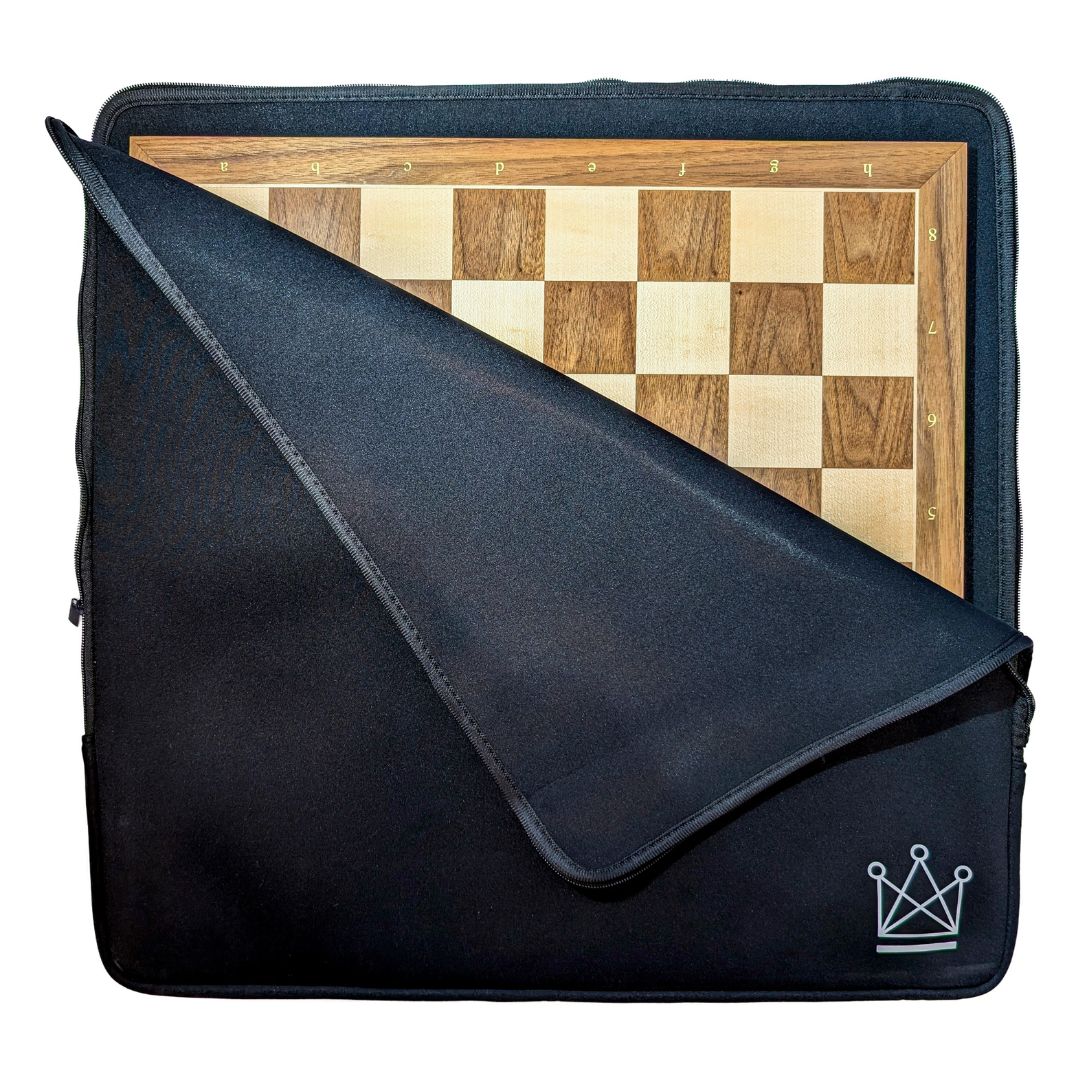 Cover for schackbräde med ett schackbräde i valnöt placerat inuti för säker förvaring och transport