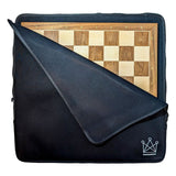 Cover for schackbräde med ett schackbräde i valnöt placerat inuti för säker förvaring och transport