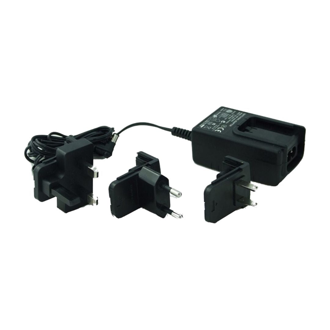 Strömadapter för Millennium-schackdatorer, som är en svart strömkontakt med kontakter för hela världen.