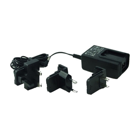 Strömadapter för Millennium-schackdatorer, som är en svart strömkontakt med kontakter för hela världen.