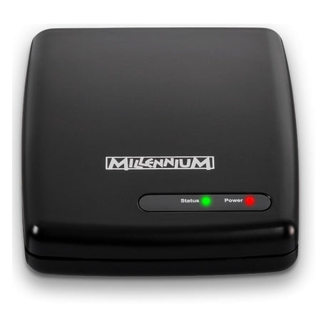 Millennium Chess Link anslutningsmodul påslagen med en ljusgrön och röd glödlampa och den tryckta Millennium-logotypen på toppen