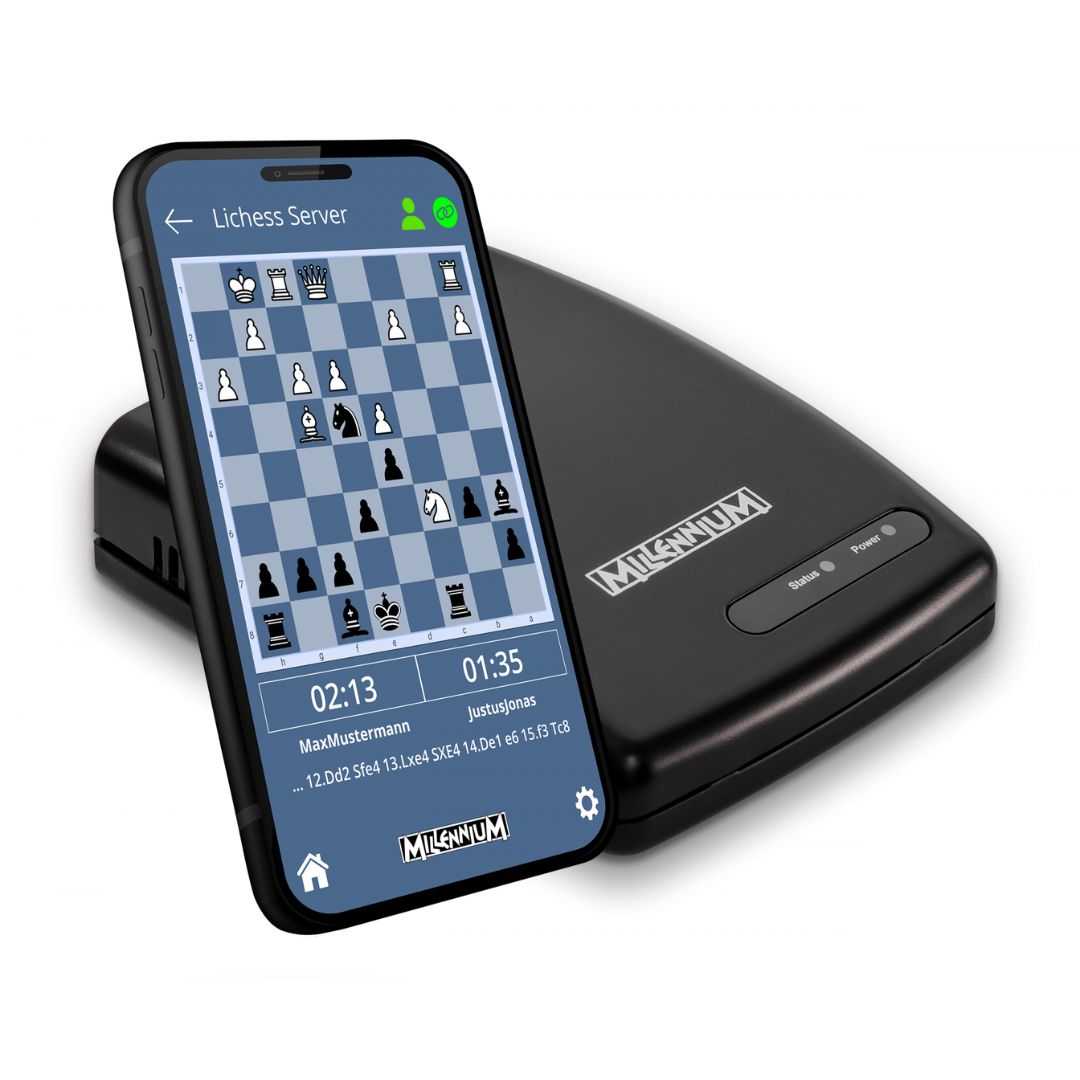 En påslagen telefon som används för att spela schack online med Millennium Chess Link på Lichess och sätta schackmatt.