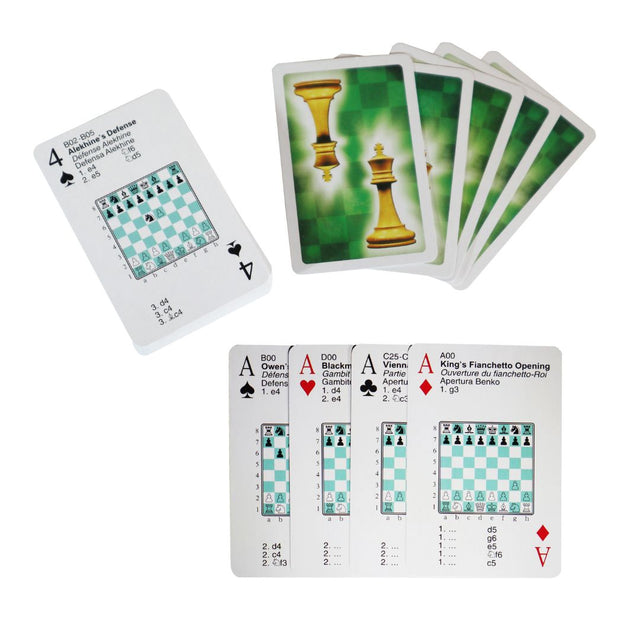 Spelkort med schacköppningar som spansk, siciliansk och caro-kann med schackpjäser på baksidan av spelkorten