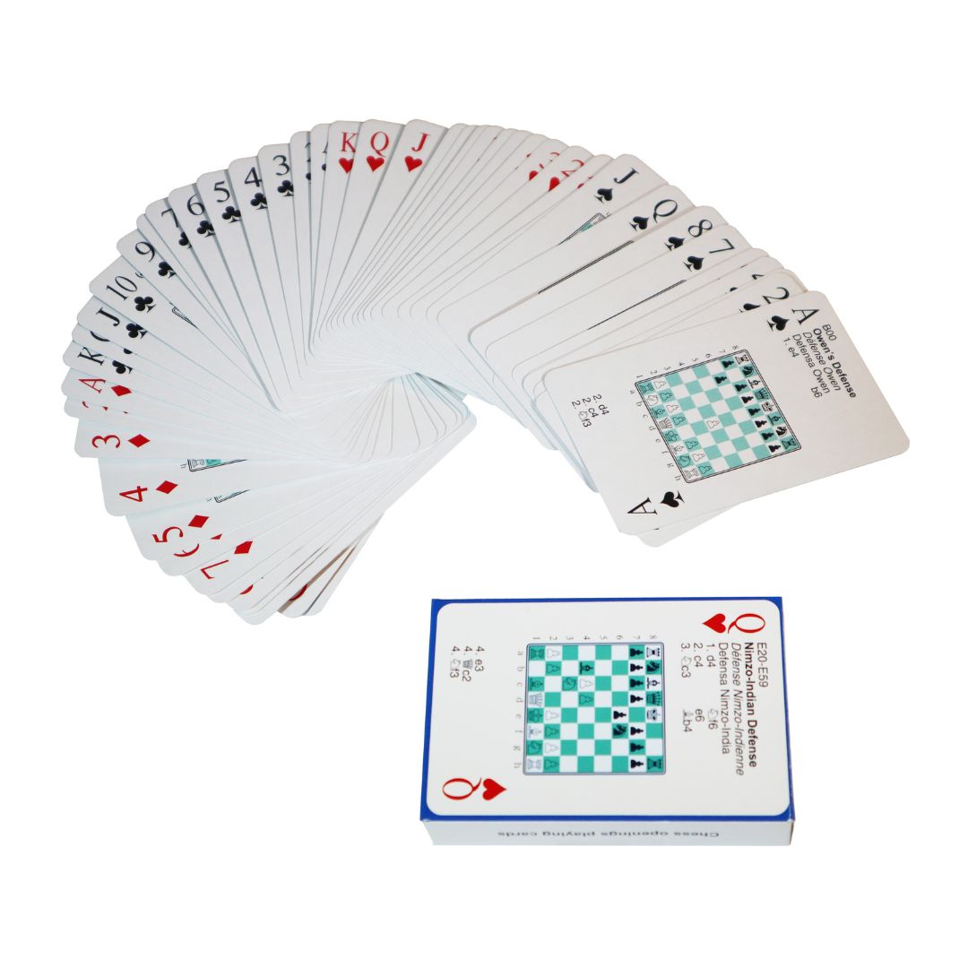 Spelkort med schacköppningar i en solfjäder bredvid en låda som spelkorten kommer i