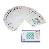 Spelkort med schacköppningar i en solfjäder bredvid en låda som spelkorten kommer i