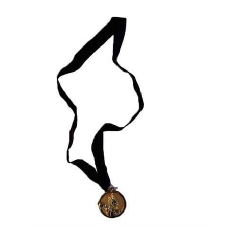 Guldmedalj med Dansk Skoleskaks maskot Duffy, en schackvarelse som ofta kan ses på turneringar och Dansk Skoleskaks mästerskap.