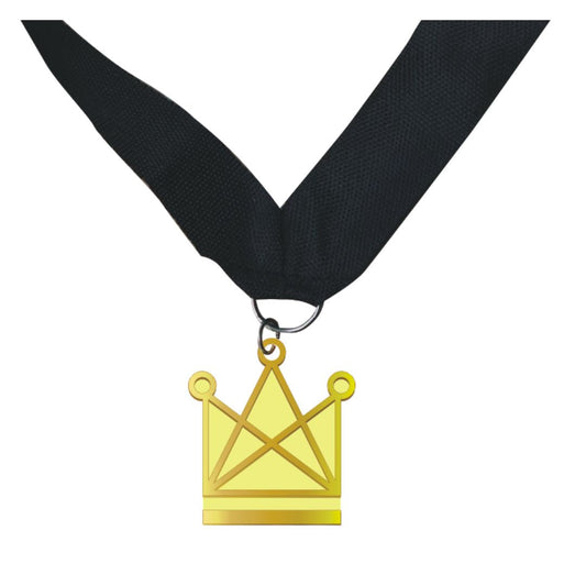 Guldmedalj med svart band och en vacker guldkrona som symboliserar den danska skolschacklogotypen och schackets pedagogiska värden