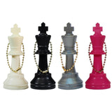 Schackpjäser som nyckelring här kungen i vitt, svart, silver och rosa