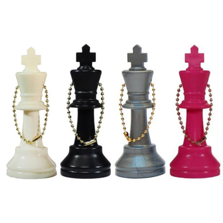 Schackpjäser som nyckelring här kungen i vitt, svart, silver och rosa