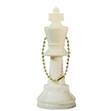 En vit kung med kedja genom schackpjäsens övre del så att den kan ingå i en nyckelknippa