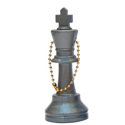 Nyckelring med schackpjäser i silverfärgad kungastaty