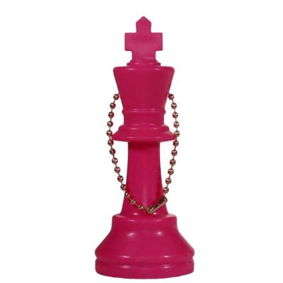 En rosa schackpjäs med kung som kan användas som nyckelring säljs av schackshoppen