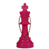 En rosa schackpjäs med kung som kan användas som nyckelring säljs av schackshoppen