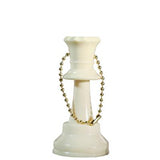 Vit drottning-nyckelring med en kedja genom schackpjäsens övre del