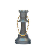 Silverfärgad drottningnyckelring med en gul kedja genom schackpjäsens topp