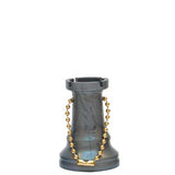 Schackpjäsen är silverfärgad med en gul kedja genom schackpjäsen så att den kan fungera som nyckelring